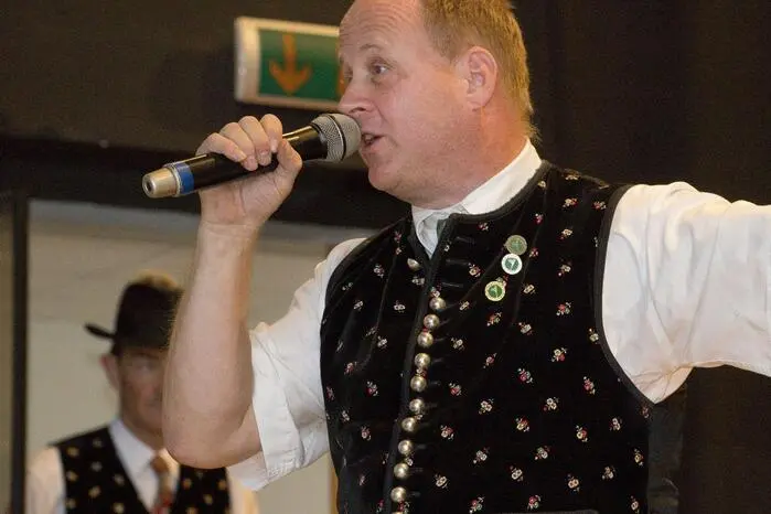 Moderator Hans Enzinger eröffnete die Veranstaltung herzlich und humorvoll mit einer gereimten Begrüßung. 