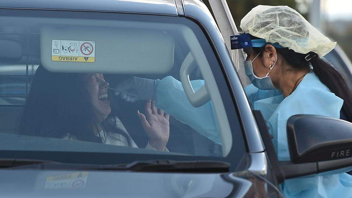 Neben den Teststationen an den Flughäfen werde es auch an den Autobahnen solche geben 