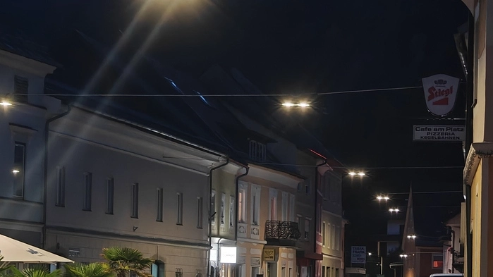 Die eingeschaltene Beleuchtung in der Nacht