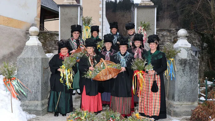 Die „Trachtenfrauen aus Himmelberg“ unter der Obfrau Anna Maria Höfferer ihrer Stellvertreterin Monika Schiestl, der Schriftführerin Manuela Rossian und der Kassiererin Isolde Taferner veranstalten seit bereits 16 Jahren vor der Kirche in Himmelberg einen Palmbuschenmarkt.