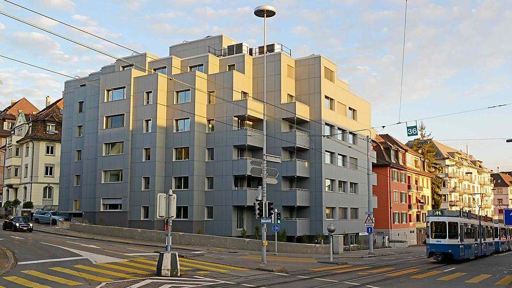 Jede der grauen Platten im Energie-Plus-Haus in Zürich ist ein Photovoltaik-Modul und liefert Strom 