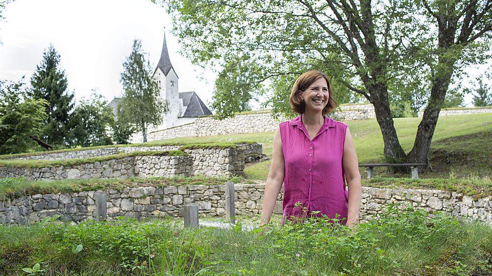 Sabine Ladstätter bei den frühchristlichen Kirchen auf dem Hemmaberg