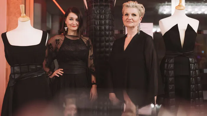 Die Vergangenheit in die Moderne führen – das ist dem Designer-Duo von Ardea Luh, Babsi Schneider und Elke Steffen-Kühnl, mit ihrer neuen Kollektion „Salonkultur“ gelungen. Montag Abend stellten die Grazerinnen 25 elegante Roben im Foyer des Grazer Schauspielhauses der Öffentlichkeit vor und ernteten dafür jede Menge Applaus.
