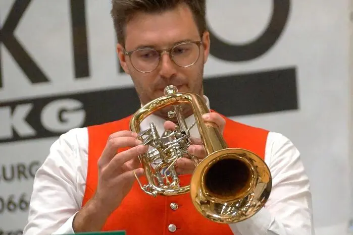Für frischen Schwung sorgte zudem das Jugendblasorchester unter der Leitung von Valentin Vollmann, das mit zwei Musikstücken beeindruckte.