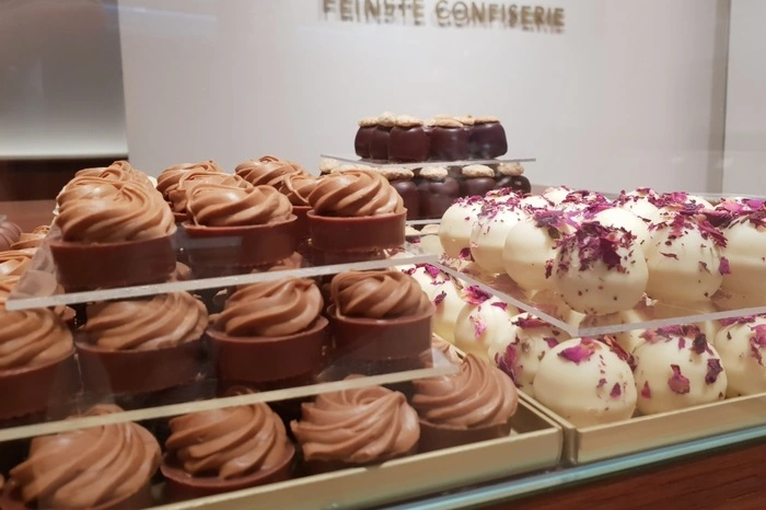 ... alles, was Naschkatzen begehren: Schokoladetafeln, Pralinen und mehr.