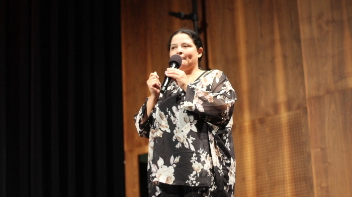 Organisatorin und Poetry-Slam-Mama Carmen Kassekert hieß das Publikum herzlich willkommen.
