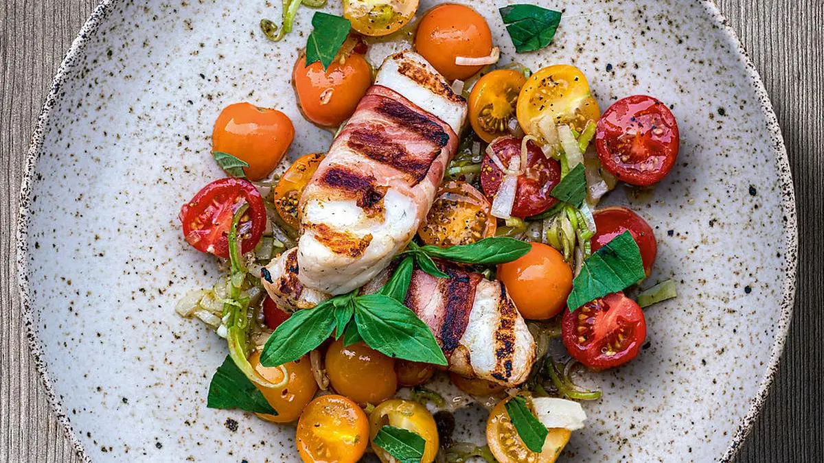 Waller mit Rohschinken umhüllt und sommerlichem Paradeisersalat