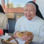 Lächelnde Nonne mit Döner