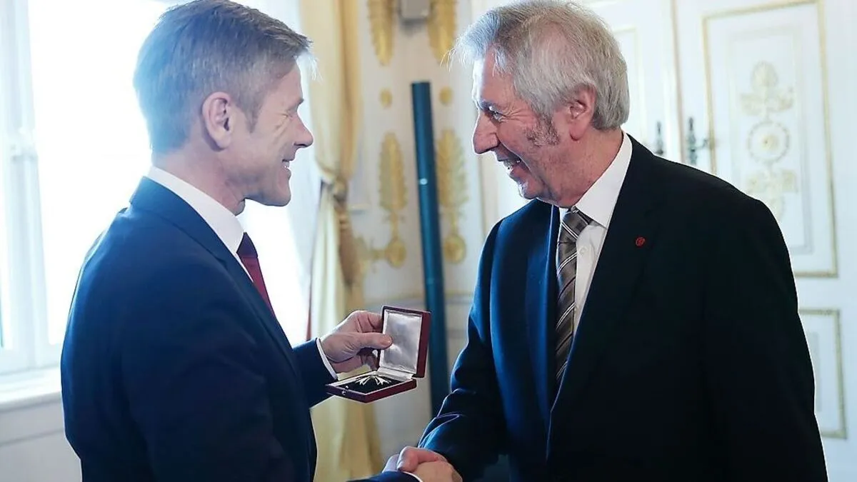 Am 19. Jänner 2016 überreichte Kunst- und Kulturminister Josef Ostermayer (l.) das österreichische Ehrenkreuz für Wissenschaft und Kunst an Alfred Komarek (r.)