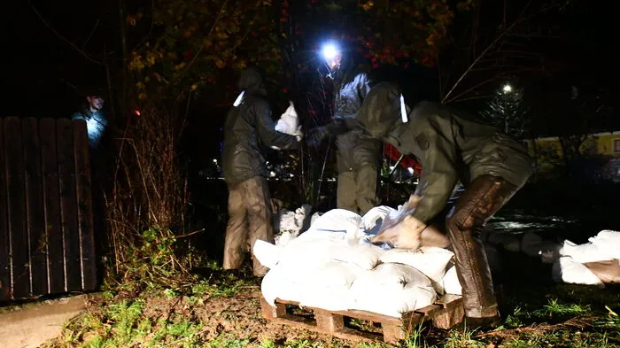 75 Soldaten halfen den Feuerwehrleuten in Möllbrücke beim Verstärken des Schutzwalls durch Sandsäcke. Ob dieser halten wird, ist aber zweifelhaft.