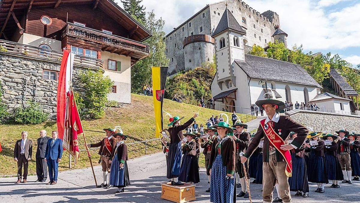 Der landesübliche Empfang am Schulplatz läutete den Festakt ein