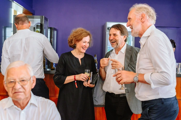 Sibylle Dienesch (Chefin GrazMuseum) und Kulturstadtrat Günter Riegler mit dem Festival-Boss Huber