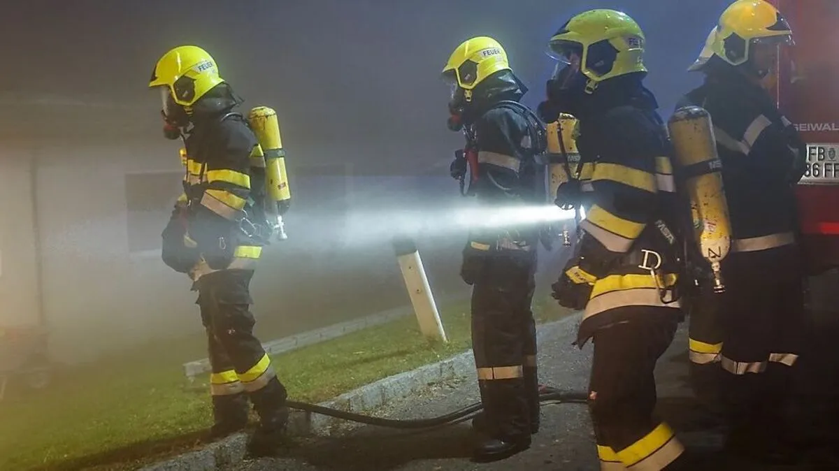 Feuerwehr rückte mit schwerem Atemschutz vor und konnte Brand rasch unter Kontrolle bringen
