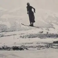 Der Schrei „Ziiiiieh!“ aus Tausenden Kehlen feuert heutzutage die Weitenjäger an. Ob es auch einer Pionierin des Sports geholfen hätte? „Die fliegende Gräfin“ Paula Lamberg setzte 1911 in Kitzbühel bei 22 Metern auf