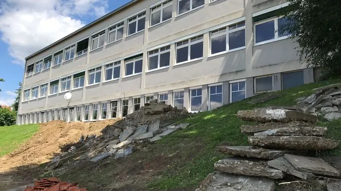 Die Bauarbeiten in Pischelsdorf - hier bei der Neuen Mittelschule - laufen bereits auf Hochtouren.