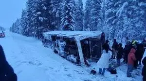 Ein Reisebus liegt in einem Straßengraben | Der verunglückte Reisebus in der schwedischen Region Västerbotten