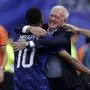 Kylian Mbappe herzte nach seinem Tor Didier Deschamps