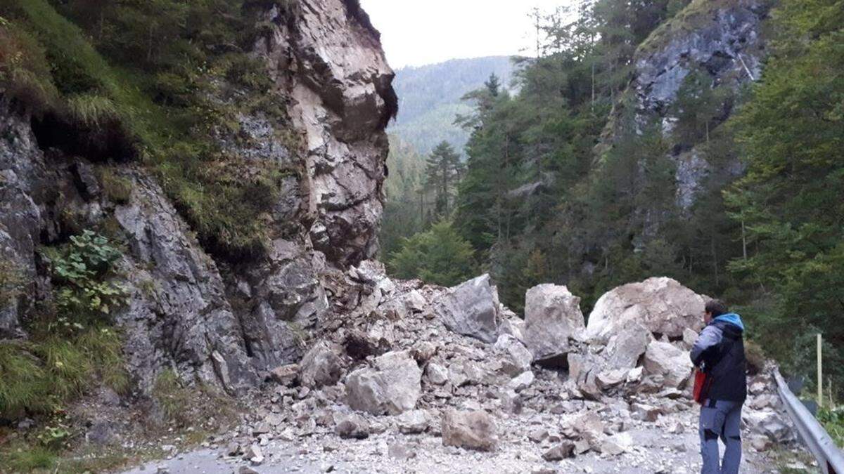 Die Straße bleibt nach dem Felssturz noch zwei Wochen gesperrt