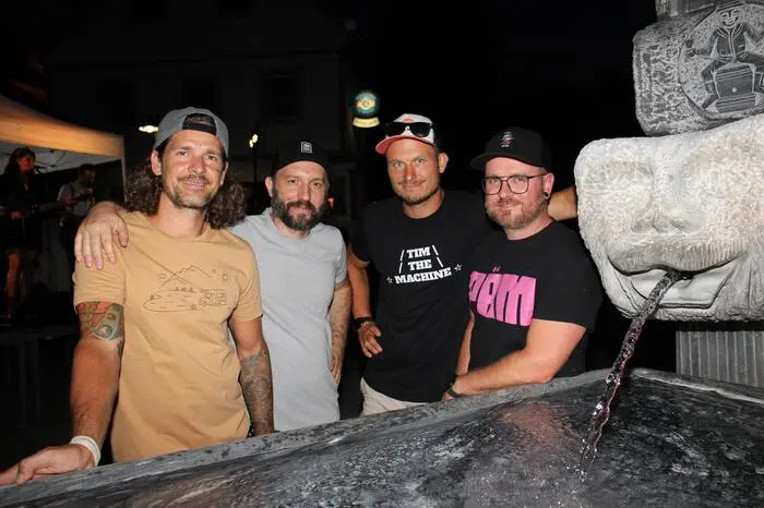 Johnny Paper und seine Musiker schmetterten satten Austropop von der Bühne und ließen die Fans mitrocken. 