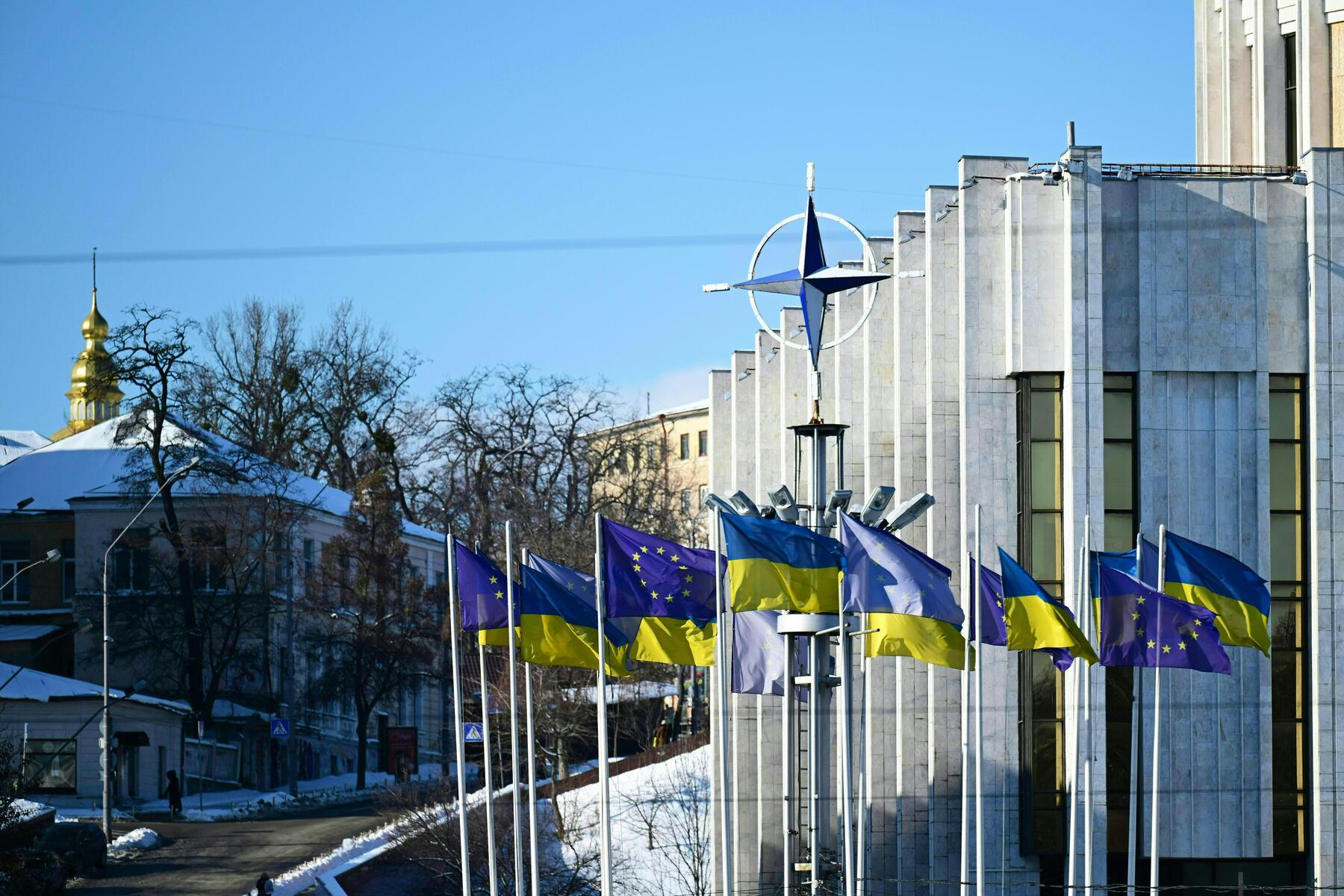 Hintergründe noch unklar: Angreifer erschießt mehrere Menschen in Kiew und verschanzt sich in Supermarkt