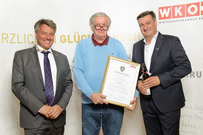 Hellmuth Walter Käfer (Mitte) wurde für 40 Jahre Unternehmens-Erfolg mit der Döbriacher "Tabaktrafik Käfer" ausgezeichnet