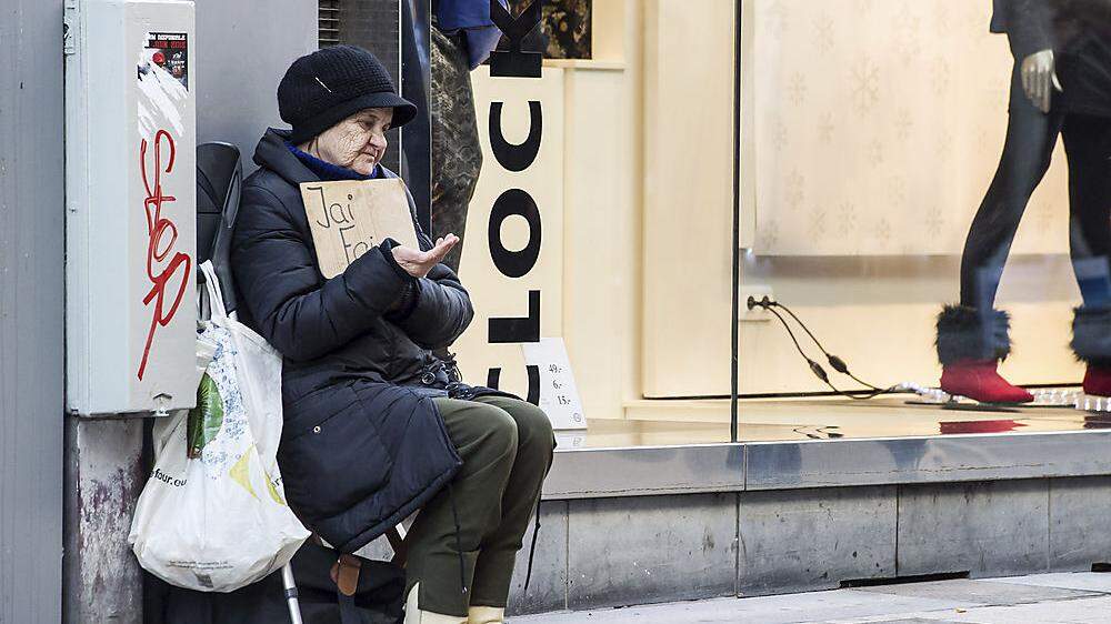Bettlerin vor einem Shoppingcenter in Brüssel