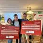 Chapter Director der Lienzer Dolomiten, Erwin Mair, überreicht an Iris Fritz vom Aufbauwerk Lengberg und an Philipp Steiner von Time is your Life, jeweils eine Spende in Höhe von 2000 Euro