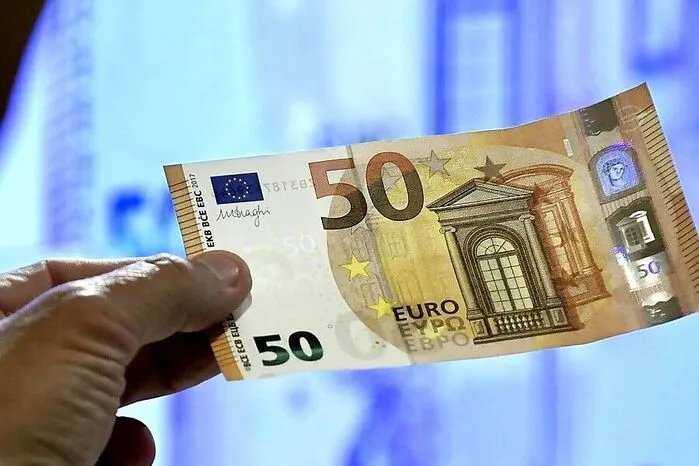 Die neue Serie von Banknoten heißt "Europa-Serie". Gegen das Licht gehalten werden etwa das Wasserzeichen und der Sicherheitsfaden sichtbar.