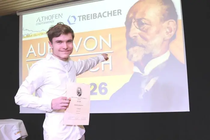 Um es gleich vorweg zu nehmen: Er ist 17 Jahre jung, besucht die 7B-Klasse des Borg „Auer von Welsbach“ und wohnt in Straßburg. Die Rede ist vom Schüler Georg Zemasch (Foto). Der Gurktaler ging unter elf Teilnehmern der siebenten und achten Klassen als Gewinner des diesjährigen „Auer von Welsbach-Preises“ hervor. Die Plätze zwei und drei belegten die sechszehnjährige Zweinitzerin Hannah Sturm und Isabell Stadler (16) aus Eberstein (beide 7B-Klasse). 