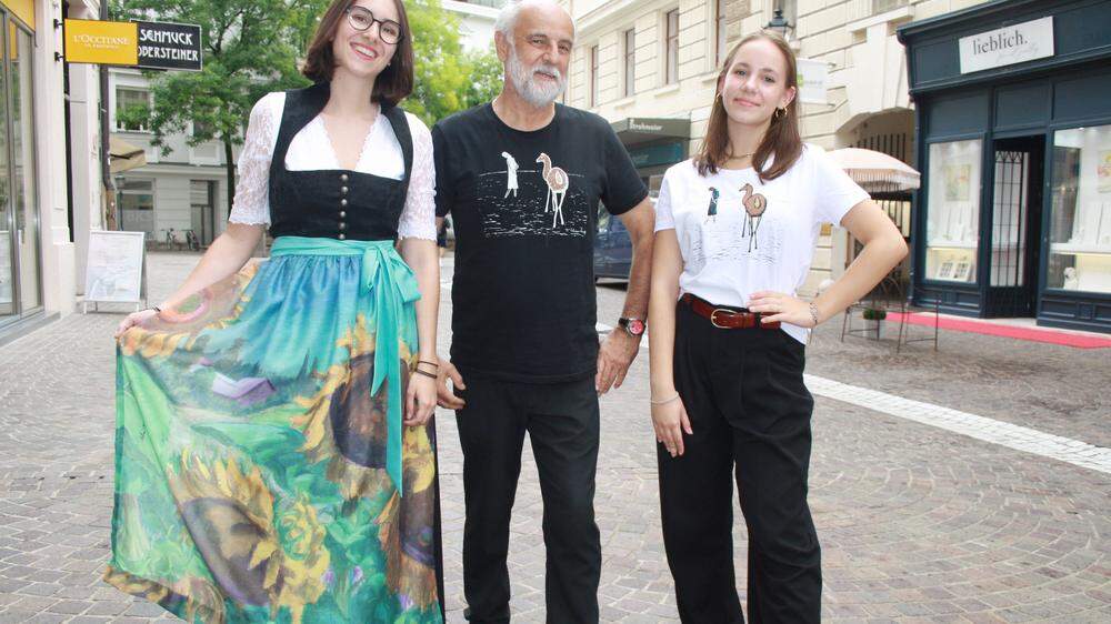 Model Julia zeigt die Sonnenblumen-Schürze, Wolfgang Strohmaier und Model Linda tragen die bedruckten T-Shirts (von links)