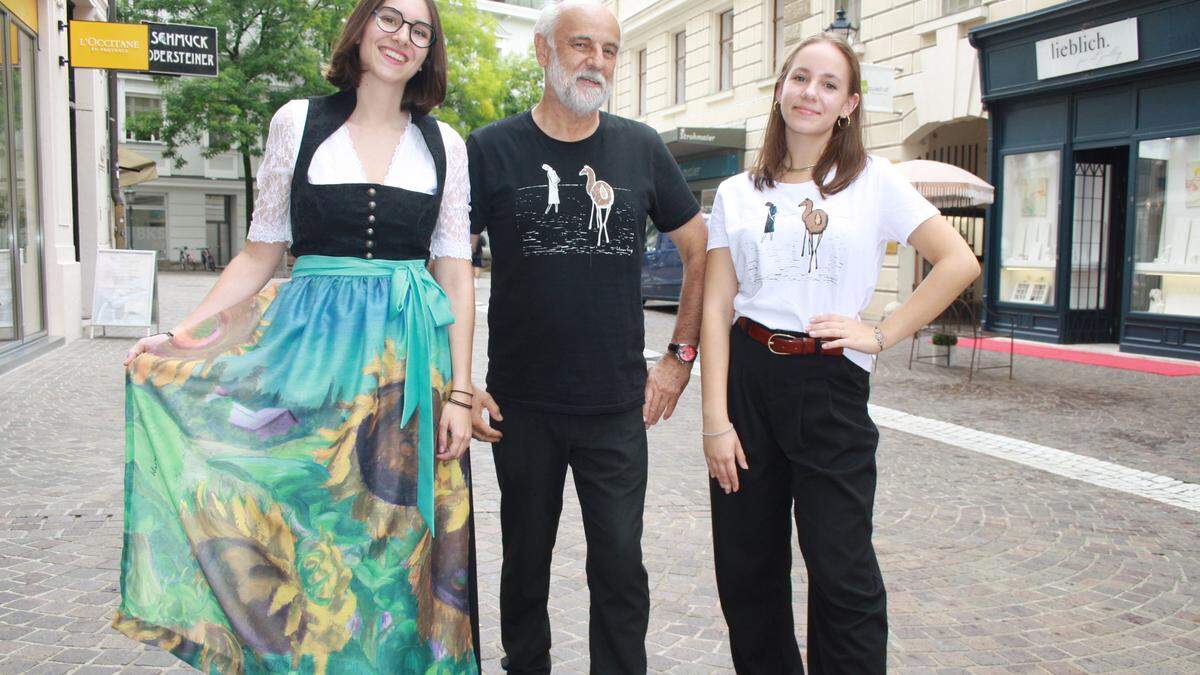 Model Julia zeigt die Sonnenblumen-Schürze, Wolfgang Strohmaier und Model Linda tragen die bedruckten T-Shirts (von links)