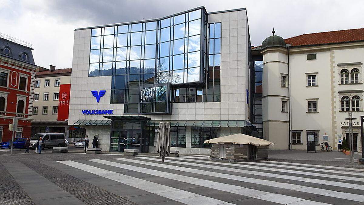 Als Gewerbeobjekt wird die Volksbank auf dem Burgplatz 3 in Spittal zum Verkauf angeboten