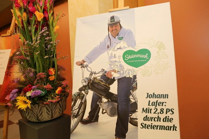 Am Freitag ließ seine Heimatgemeinde St. Stefan im Rosental ihren Ehrenringträger noch einmal hochleben - mit einer großen Geburtstagsfeier in der Rosenhalle mit 200 Gästen (neben Landeshauptmann Hermann Schützenhöfer, Landesrätin Barbara Eibinger-Miedl und Tourismuschef Erich Neuhold waren auch Familie, Schulfreunde und Wegbegleiter dabei), einem exklusiven viergängigen Menü und einer ganz besonderen Überraschung: