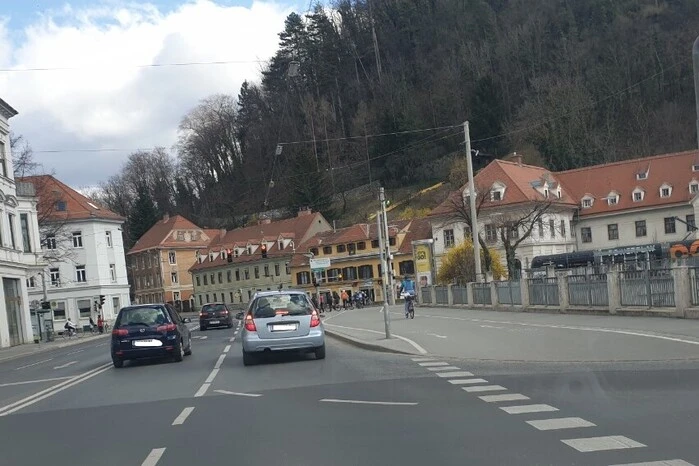 Keplerbrücke: Dass es links in die Körösistraße geht, merken viele erst sehr spät.