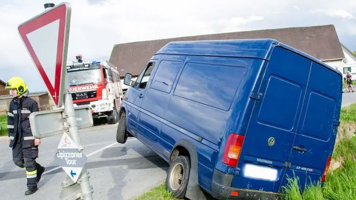 Zuerst war ein Kleintransporter mit dem Heck im Kniezenbach hängen geblieben ...
