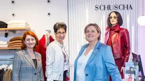 Drei Frauen stehen im Modehaus Schuscha | Heidi Sunitsch, Brigitte Pirker und Barbara Lesjak-Schuscha (von links) beraten im Klagenfurter Traditionshaus
