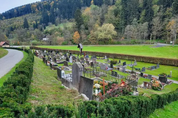 Vom neuen Urnenfriedhof aus sieht man zum Arzberger Friedhof. 