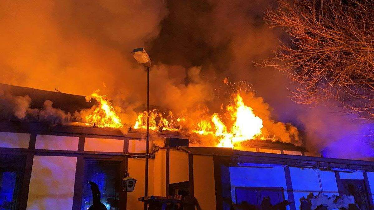 Die Feuerwehr bekämpfte in der Nacht auf Samstag, 30. Dezember 2023, in Wien-Leopoldstadt mit vier Löschleitungen einen Brand in einem ehemaligen Gasthaus