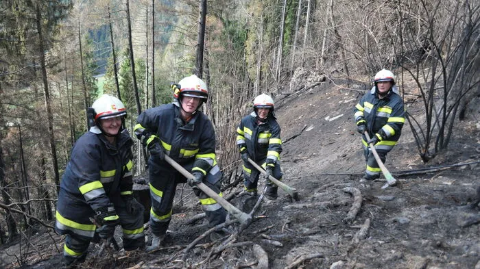 Die Lindner Feuerwehrfrauen Sabine Gmeiner, Irmgard Schluder, Doris Löschnig und Dagmar Wegscheider graben den Boden auf der Suche nach Glutnestern auf.