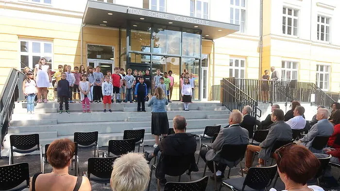 Die Schüler der Sommerschule haben zur Eröffnung ein Ständchen vorgetragen