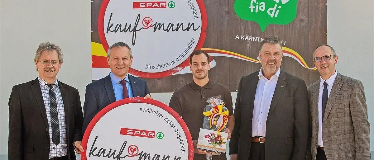 Im Juni 2022 übernahm Wadl (Mitte) den Spar-Markt von Napetschnig (zweiter von rechts)