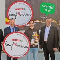 Im Juni 2022 übernahm Wadl (Mitte) den Spar-Markt von Napetschnig (zweiter von rechts)