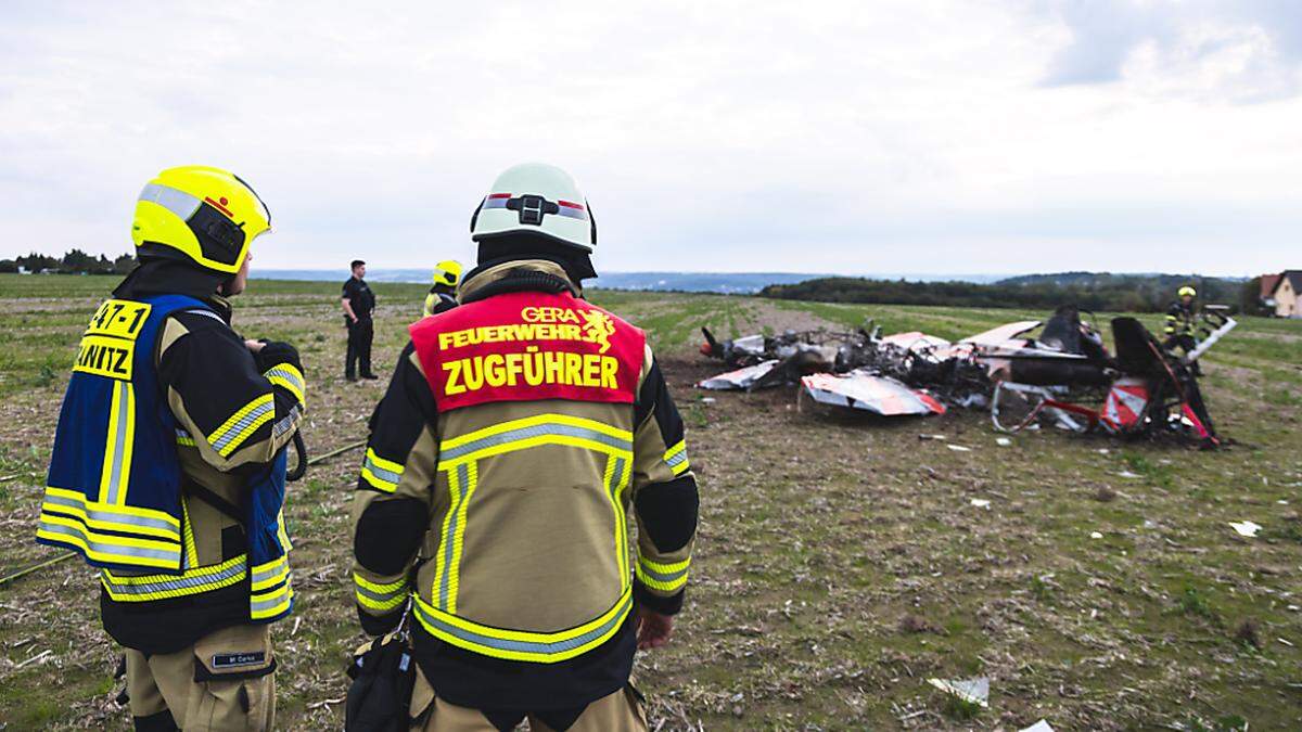 Die Flugzeuge seien nach dem Zusammenstoß über eine freie Fläche abgestürzt, teilte die Feuerwehr mit.