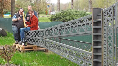 Gut gelandet ist der Eiffelturm am Wörthersee: Hannes Bostjanèiè, Rainer Wegscheider und Geschäftsführer Hannes Guggenberger (von links) freuen sich über den zweiten Turm für Minimundus	