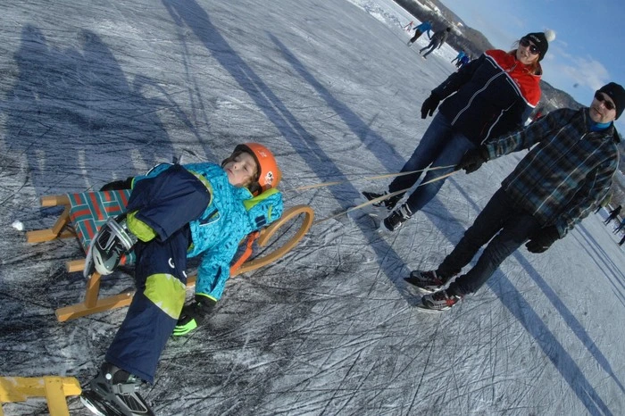 Eislaufen mit Schlitten: Mathias lässt sich von Nina und Alexander Gstraimer ziehen