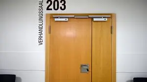 ABD0051_20250905 - WIEN - ÖSTERREICH: Ein Blick auf die sich geschlossene Türe des Verhandlunssaales im Rahmen des Mordprozesses um einen, in Wien-Favoriten erdrosselten und in Koffer gepackten Mann, am Freitag, 5. August 2025 am Straflandesgericht Wien. - FOTO: APA/ROLAND SCHLAGER