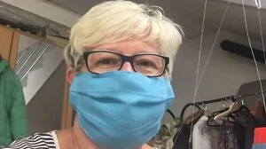 Barbara Lagger mit einer ihrer Schutzmasken 