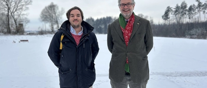 Peter Miksch, Projektleiter, und Grundbesitzer Alexander Kottulinsky vor der geplanten Bohrstelle