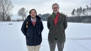 Peter Miksch, Projektleiter, und Grundbesitzer Alexander Kottulinsky vor der geplanten Bohrstelle