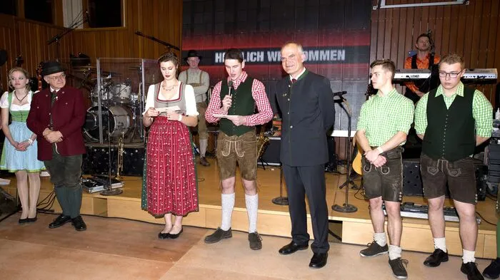 In einer ausgezeichneten Stimmung feierten die Absolventinnen und Absolventen der 3. Klassen mit diesem traditionsreichen Schlossball ihren Schulabschluss